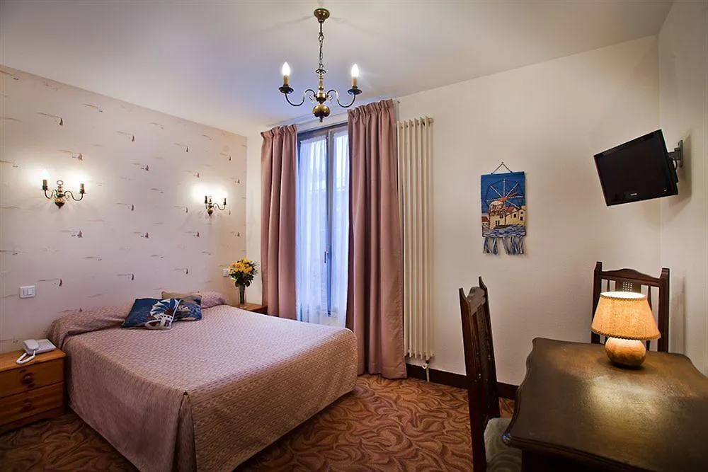 Hotel Le Clos D'Alesia Paris 3*,
